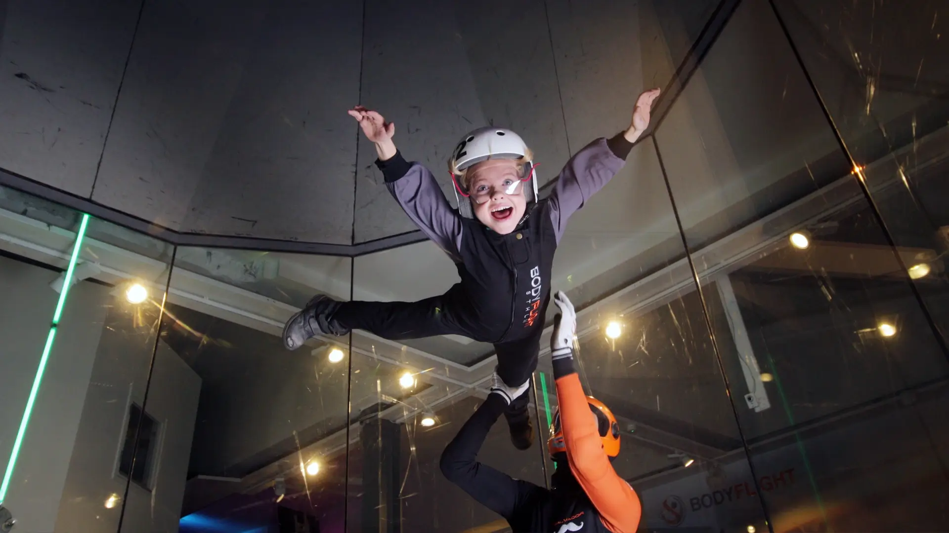 16x9-05 Testa indoor skydiving och flyga i rör hos oss.