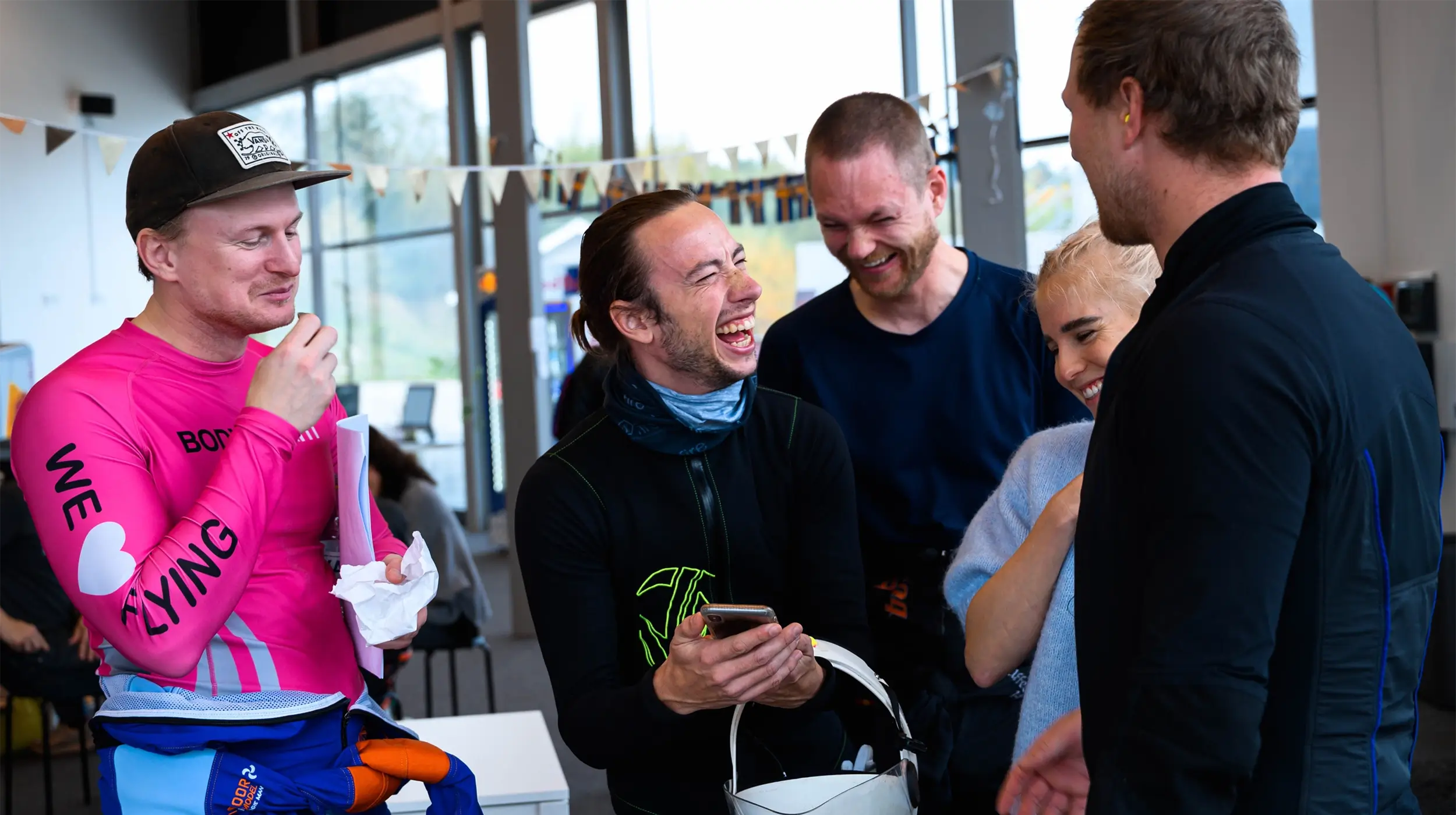 Group 77@2x En grupp som ska testa Bodyflight. Ge bort en upplevelse från Bodyflight som 20 års present till din kille.