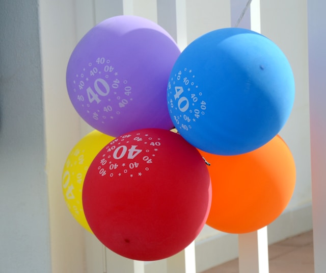 5 ballonger i färgerna lila, blå, orange, gul och röd.