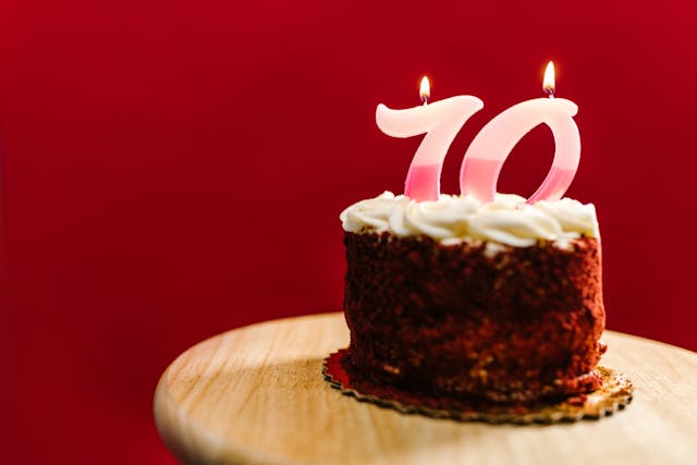 En red velvet tårta med siffrorna 7 och 0 i sig. Boka en 70 års present som upplevelse eller en 70 års present till pappa hos Bodyflight