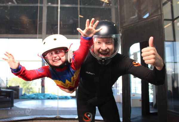 En liten tjej som testar något nytt att göra på sportlovet, indoor skydiving.