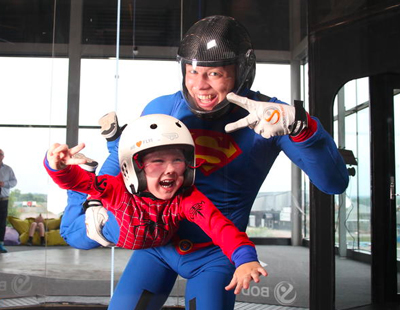 Pojke i spidermandräkt som testar på Bodyflight, en perfekt inomhusaktivitet för barn.