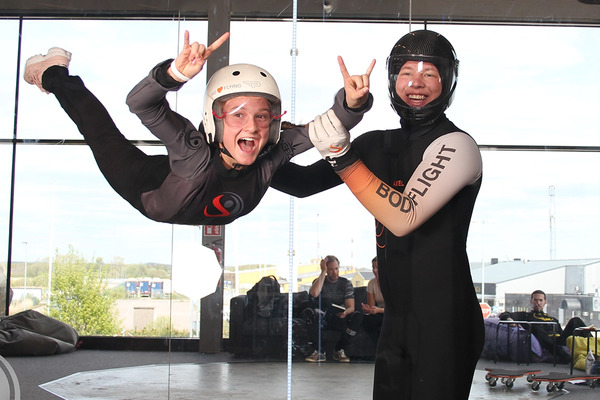 Kille som valt indoor skydiving bland aktiviteter kalas 12 år.