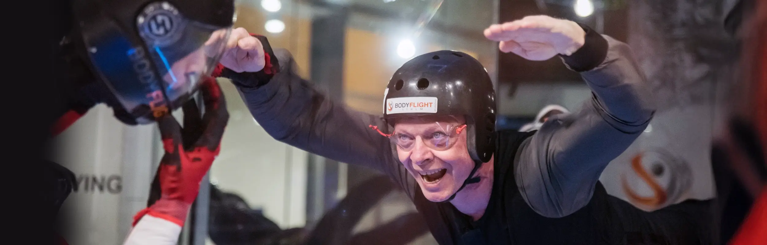 En flygande man som fått indoor skydiving som 50 års present man.