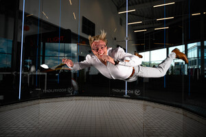 En äldre kvinna som fått indoor skydiving ´bland aktiviteter till möhippan.