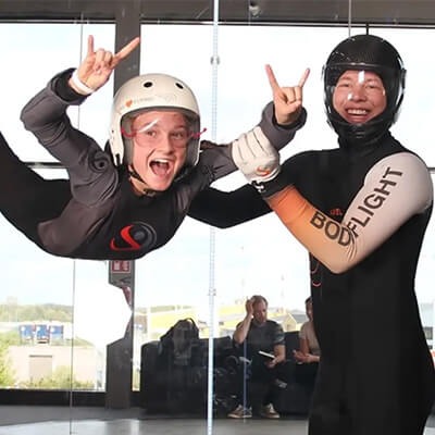 En kille som testar på inoor skydiving, en av många saker att göra i Göteborg i helgen.