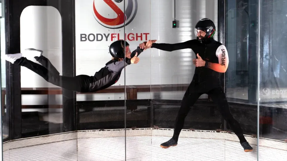 En kvinna som flyger i vindtunneln, någonting kul att göra i Göteborg.