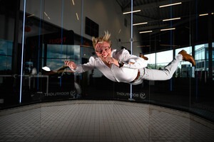 En kvinna som testar indoor skydiving, en av många kul saker att göra i Stockholm.