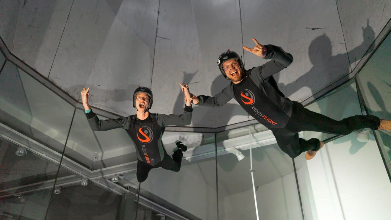 Ett par som testar indoor skydiving och Bodyflight, något att göra i Stockholm när det regnar.