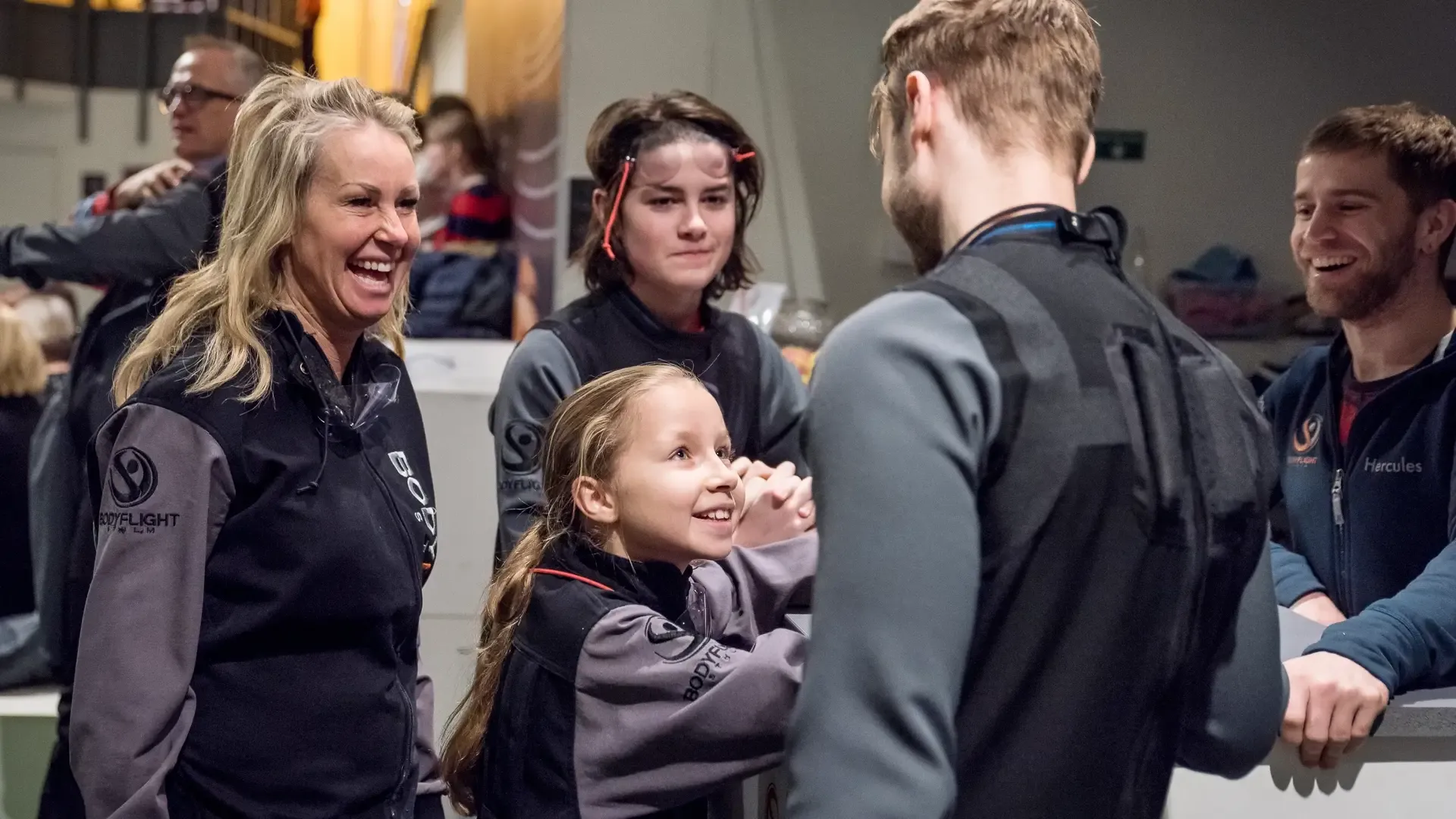 En barnfamilj som ska testa på indoor skydiving, en aktivitet att göra en söndag i Stockholm.