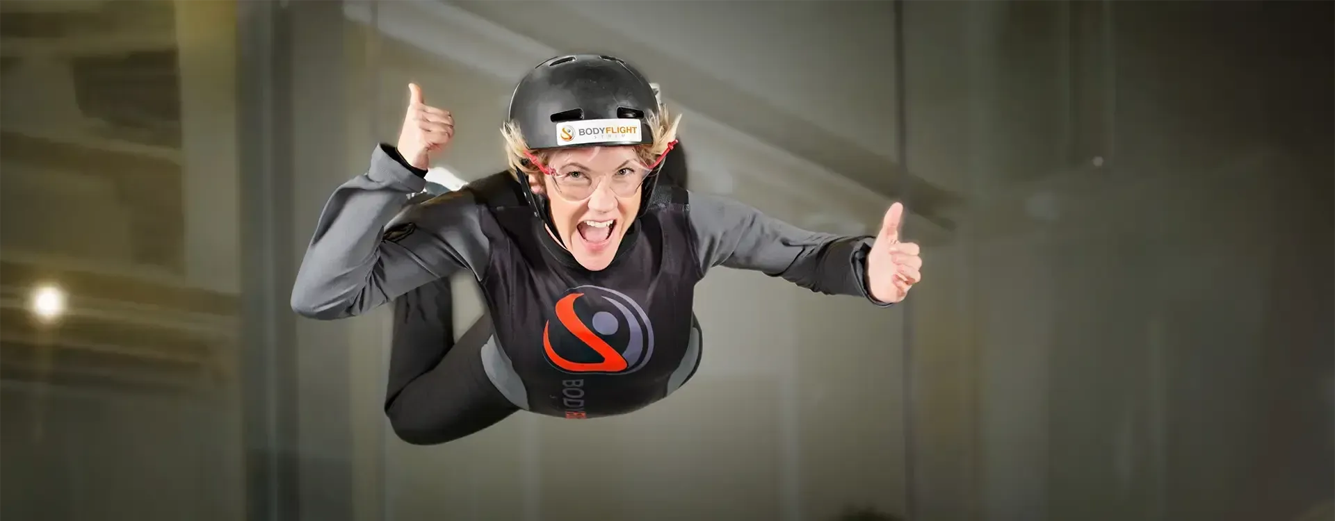 En kvinna som testar indoor skydiving, någonting att göra i Göteborg på fredag.