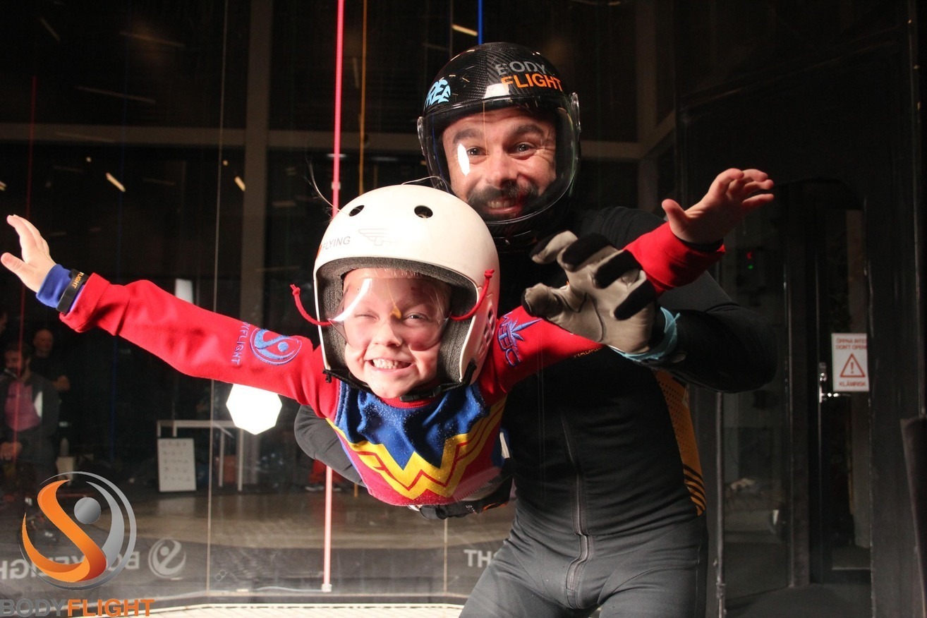 Ett flygande barn som testar på indoor skydiving som flygsport.
