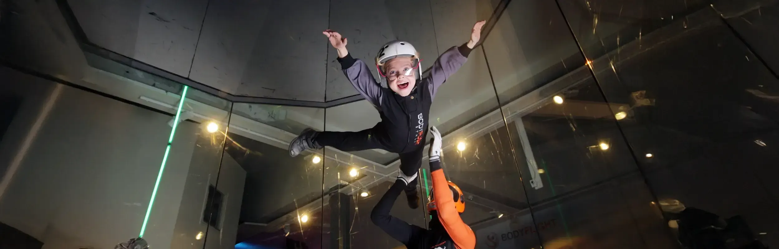 Ett flygande barn som valt indoor skydiving bland unika upplevelser.