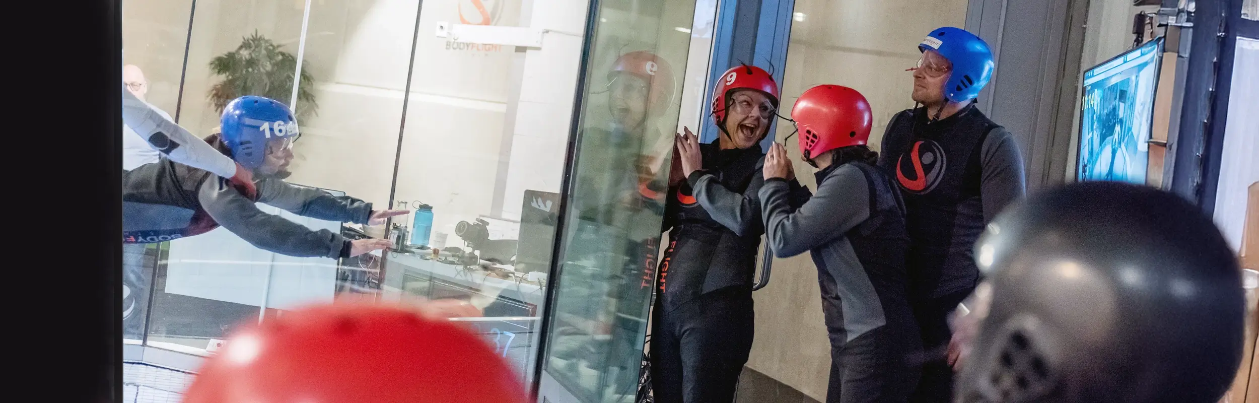 Välj äventyrsaktiviteter för grupper såsom indoor skydiving.