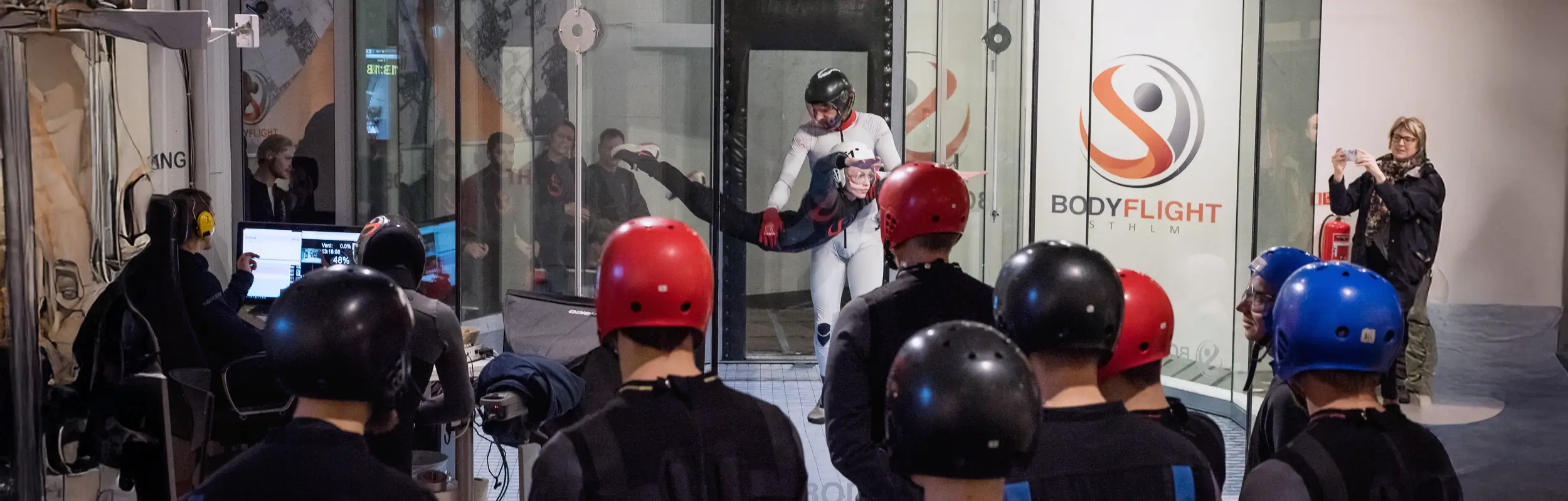 Företagsaktiviteter inomhus kan innefatta indoor skydiving.